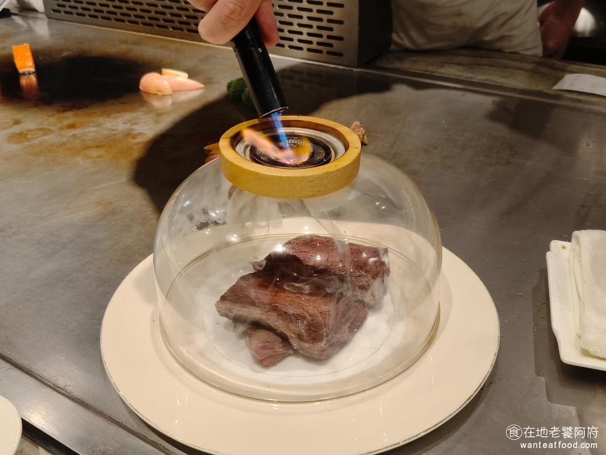 夏慕尼新香榭鐵板燒台北中山北店 夏慕尼新香榭鐵板燒台北中山北店菜單 可以使用王品APP的點數，換一份澳洲煙燻和牛，會使用一個玻璃甕，將和牛放在裡面，然後點煙，煙燻做法在視覺上非常特別。 @在地老饕阿府