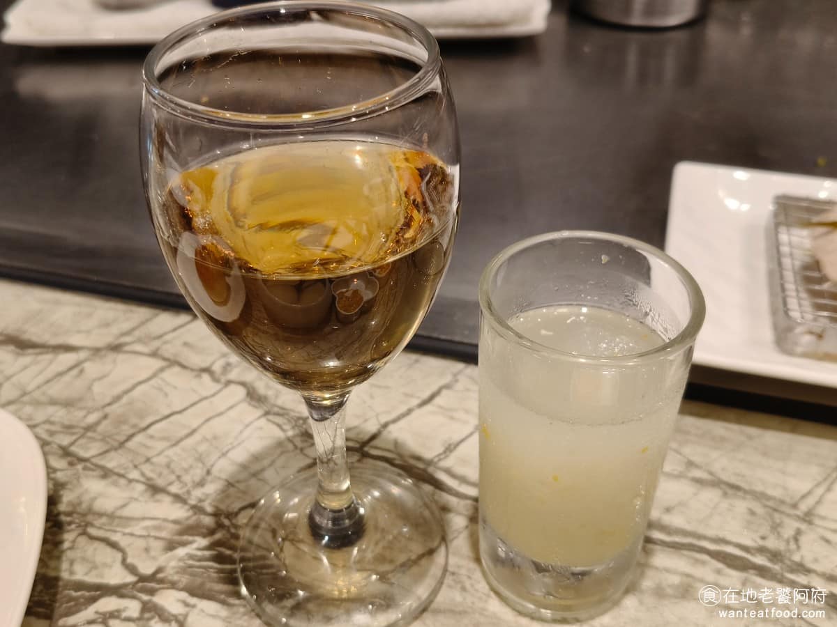 夏慕尼新香榭鐵板燒台北中山北店 夏慕尼新香榭鐵板燒台北中山北店菜單 隨餐會搭配蘋果醋和檸檬冰沙，兩種飲料都微酸，非常開胃。 @在地老饕阿府