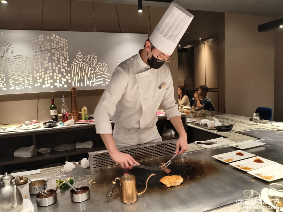 夏慕尼新香榭鐵板燒台北中山北店 夏慕尼新香榭鐵板燒台北中山北店菜單 如果有任何特殊的需求，都可以提前和鐵板燒師傅告知，例如我們希望乾煎的松阪豬，希望肉質處理得比較軟一點，和師傅說後，他說沒問題。 @在地老饕阿府