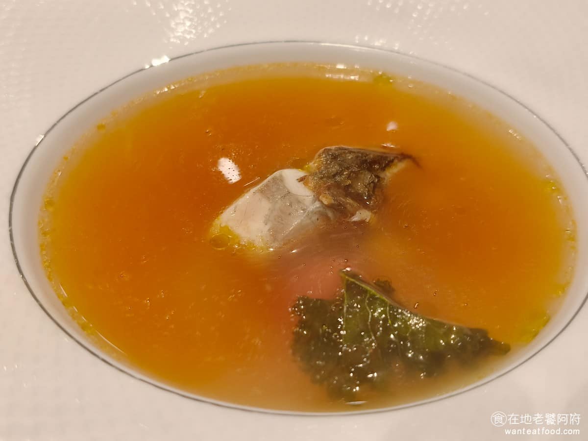 夏慕尼新香榭鐵板燒台北中山北店 夏慕尼新香榭鐵板燒台北中山北店菜單 炙燒鮮魚海鮮湯 先送上海鮮盤，再由服務人員當場倒入清湯，湯頭清甜、不油膩，用季節魚肉與多種蔬菜熬煮，喝起來非常清爽。 @在地老饕阿府