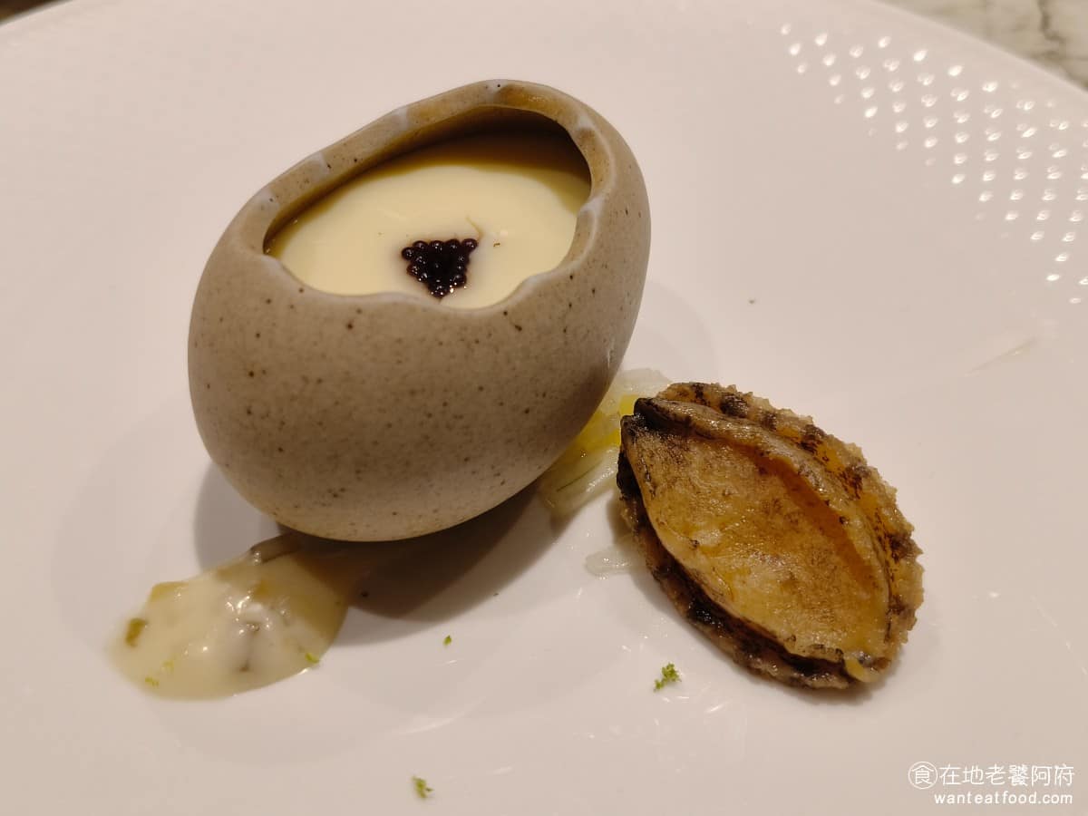 夏慕尼新香榭鐵板燒台北中山北店 夏慕尼新香榭鐵板燒台北中山北店菜單 鮑魚鳳梨莎莎醬與魚子醬蒸蛋 餐前先來一個溫熱的魚子醬蒸蛋，吃起來非常的暖胃，非常舒服感覺比先來吃冷冰冰的沙拉會更好，也是不錯的搭配。鮑魚吃起來非常的新鮮，口感Q彈軟嫩。 @在地老饕阿府