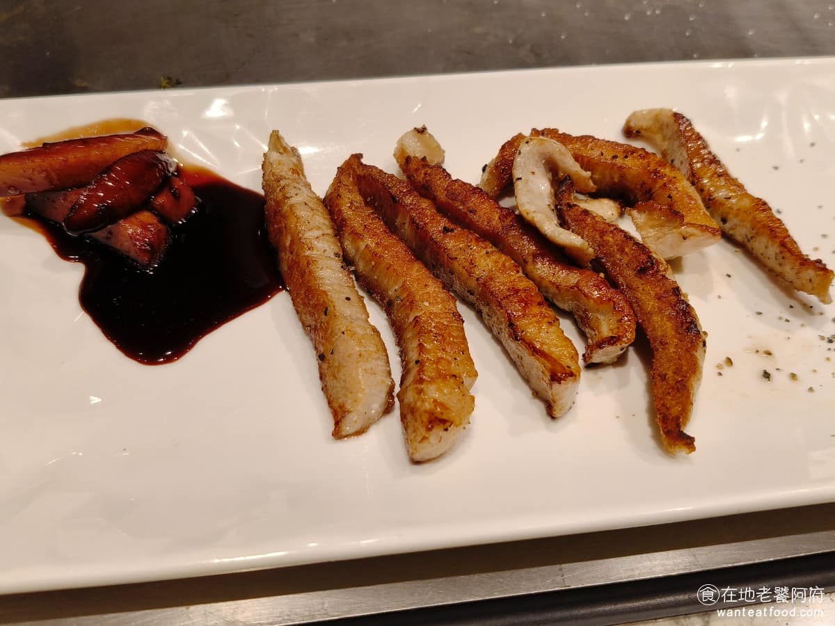 夏慕尼新香榭鐵板燒台北中山北店 夏慕尼新香榭鐵板燒台北中山北店菜單 蘋果松阪豬 松阪豬取自豬頸部位，本身油脂豐富，煎熟後口感有嚼勁，又不乾柴，再以蘋果醬汁調味，甜中帶酸能平衡松阪豬的油脂感，味道沒問題，但唯一的缺點，就是太硬了，一人要全部吃完，實在非常傷牙齒，應該有方法，能避免肉質過硬才對。 @在地老饕阿府