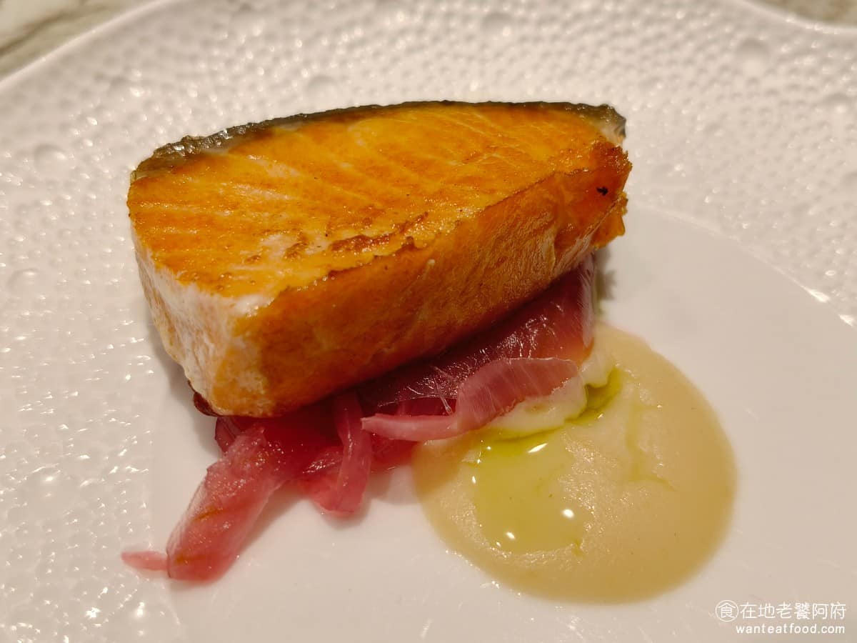 夏慕尼新香榭鐵板燒台北中山北店 夏慕尼新香榭鐵板燒台北中山北店菜單 海鮮鮭魚 這是新香榭套餐裡面都會有的餐點：香煎鮭魚，搭配客製沾醬，以及洋蔥絲。洋蔥絲使用奶油煎過，吃起來奶香味十足。鮭魚肉質軟嫩，煎得恰到好處。 @在地老饕阿府