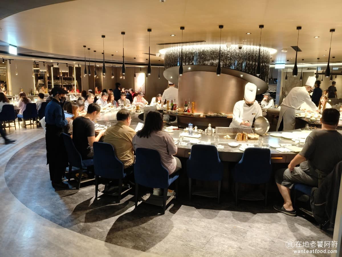 夏慕尼新香榭鐵板燒台北中山北店 夏慕尼新香榭鐵板燒台北中山北店菜單 夏慕尼最大的特色，是把法式風情與鐵板料理結合，讓「坐在板前看師傅料理」這件事，本身就是用餐的一部分。師傅現場處理食材、切片、調味，有時搭配白蘭地點火，視覺效果也相當精彩。 @在地老饕阿府