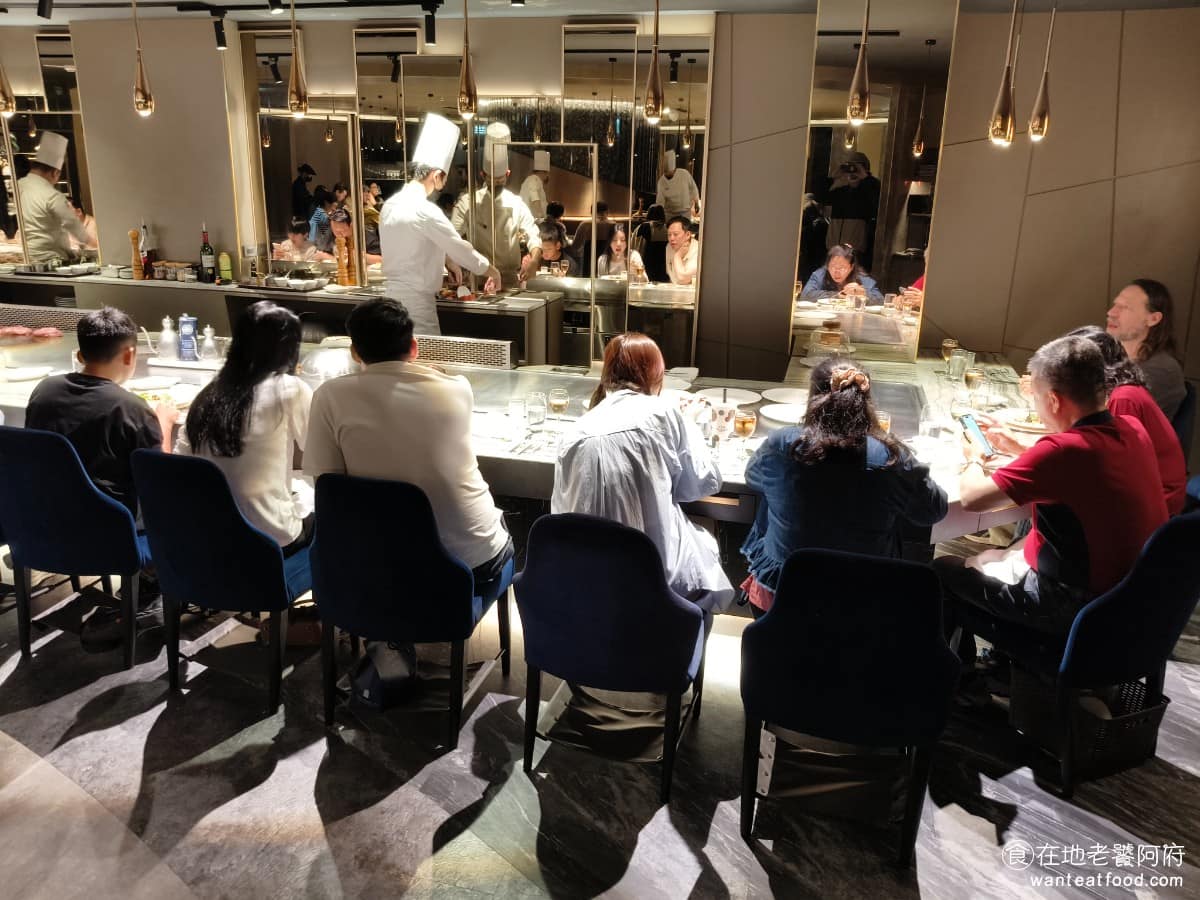 夏慕尼新香榭鐵板燒台北中山北店 夏慕尼新香榭鐵板燒台北中山北店菜單 走下樓梯進入B1空間比想像中大，分成好幾個鐵板料理區，各區之間有適當隔距，不同組客人之間，不會太擁擠或干擾彼此。中間有一張360度的大圓桌區，兩側則有包廂式用餐區。 @在地老饕阿府