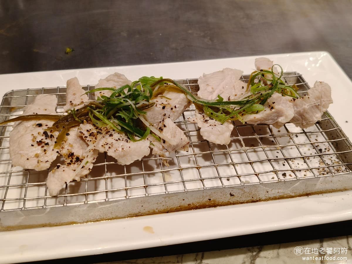 夏慕尼新香榭鐵板燒台北中山北店 夏慕尼新香榭鐵板燒台北中山北店菜單 松阪豬清蒸 松阪豬餐點以前有三種，分別為清蒸、乾煎和醬燒。現在只剩下兩種，分別是清蒸和乾煎，可能是因為醬燒的做法會造成雙滿足太硬，所以被取消了清蒸的松阪豬是裡面最軟的。 @在地老饕阿府