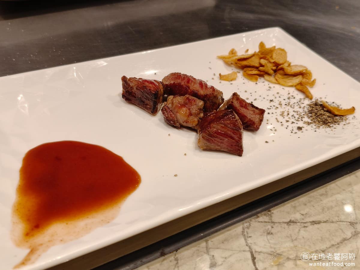 夏慕尼新香榭鐵板燒台北中山北店 夏慕尼新香榭鐵板燒台北中山北店菜單 牛小排 師傅會先煎一半，確認熟度是否符合喜好，再繼續完成另一半，牛小排肉質細緻，油花分布均勻，建議選五分熟，讓內部保留鮮嫩肉汁，又不會太生。 @在地老饕阿府