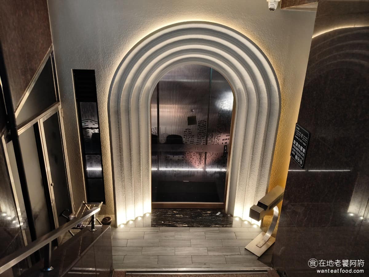 夏慕尼新香榭鐵板燒台北中山北店 夏慕尼新香榭鐵板燒台北中山北店菜單 夏慕尼新香榭鐵板燒，隸屬王品集團，品牌名稱取自法國阿爾卑斯山旁的小鎮「夏慕尼」，呼應其法式訂位。創立以來，品牌一直以「顛覆傳統鐵板燒印象」為核心理念。 @在地老饕阿府