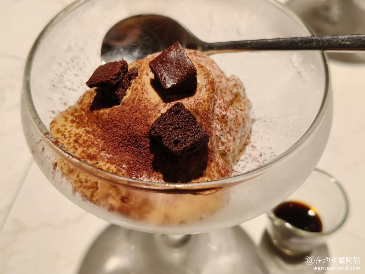 夏慕尼新香榭鐵板燒台北中山北店 夏慕尼新香榭鐵板燒台北中山北店菜單 哈根達斯義式阿芙加朵 夏威夷翠果仁風味冰淇淋，淋上濃郁的咖啡，吃起來咖啡味十足，愛喝咖啡的人可以點。 @在地老饕阿府