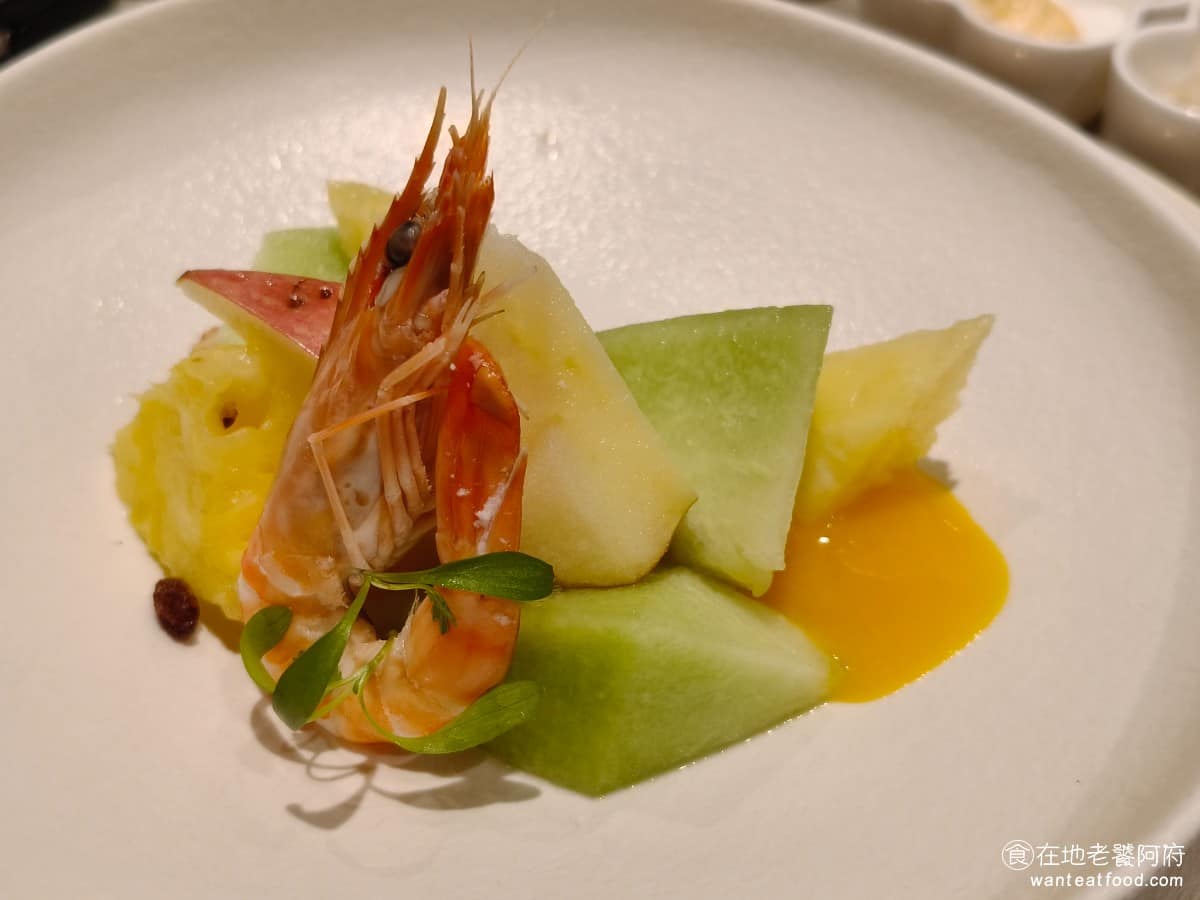 夏慕尼新香榭鐵板燒台北中山北店 夏慕尼新香榭鐵板燒台北中山北店菜單 鮮蝦季節水果沙拉 用台灣當季水果搭配桔子優格醬，水果份量給得夠，清爽爽口在一連串熱菜之間來一個冰涼的搭配，非常棒，旁邊還搭配一隻鮮蝦。 @在地老饕阿府