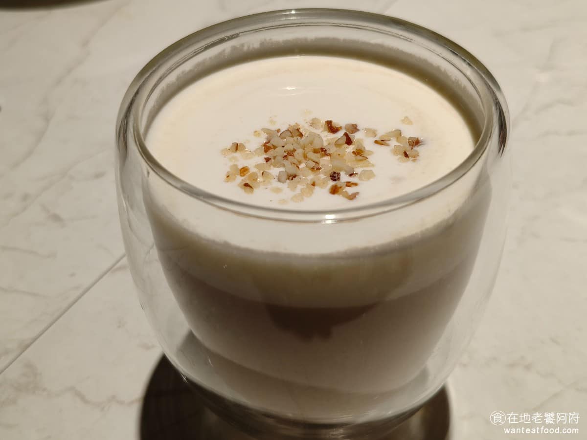 夏慕尼新香榭鐵板燒台北中山北店 夏慕尼新香榭鐵板燒台北中山北店菜單 玫瑰鹽奶蓋伯爵奶茶 甜度不會太重，非常適合搭配甜點，奶茶上面有濃厚的奶蓋，喝起來口感豐富。 @在地老饕阿府