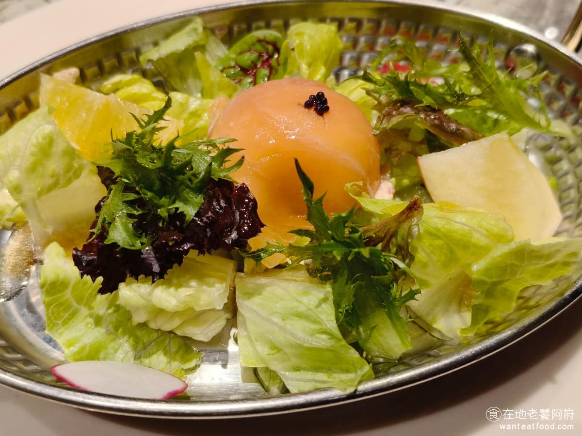 夏慕尼新香榭鐵板燒台北中山北店 夏慕尼新香榭鐵板燒台北中山北店菜單 燻鮭魚乳酪沙拉 這是三重沙拉選擇裡面最華麗的選項，用燻鮭魚去包覆乳酪，沙拉味道比較重一點，旁邊再搭配生菜和水果，吃起來非常豐盛。 @在地老饕阿府