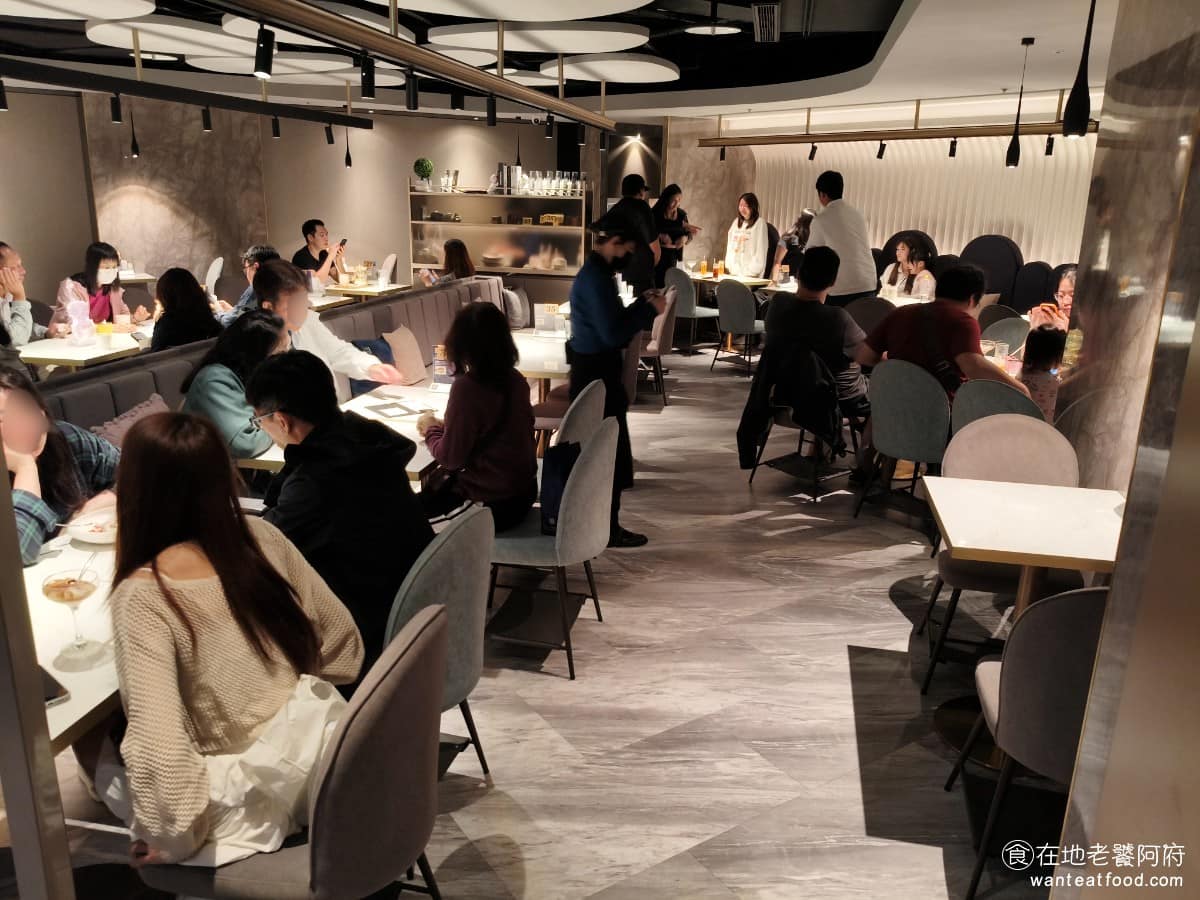 夏慕尼新香榭鐵板燒台北中山北店 夏慕尼新香榭鐵板燒台北中山北店菜單 用餐過後會轉移到甜點區，裝潢風格偏向歐式古典咖啡廳，氣氛比主餐區輕鬆，適合慢慢喝飲品聊天。 @在地老饕阿府