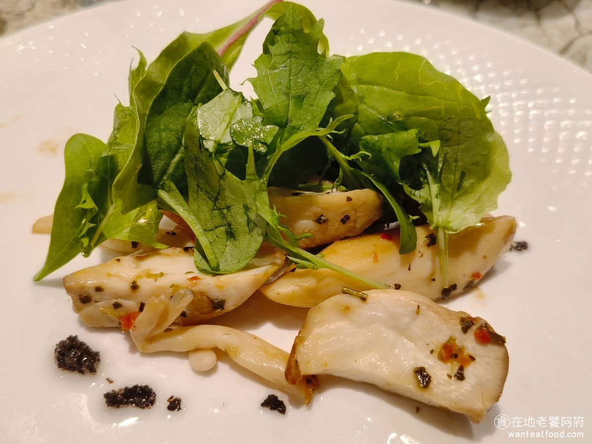 夏慕尼新香榭鐵板燒台北中山北店 夏慕尼新香榭鐵板燒台北中山北店菜單 松露百香溫沙拉 有各種菇類，搭配松露醬，因為吃起來完全不冰，所以叫做溫沙拉，非常適合不喜歡吃冰冷、生冷生菜來開胃的人點。 @在地老饕阿府