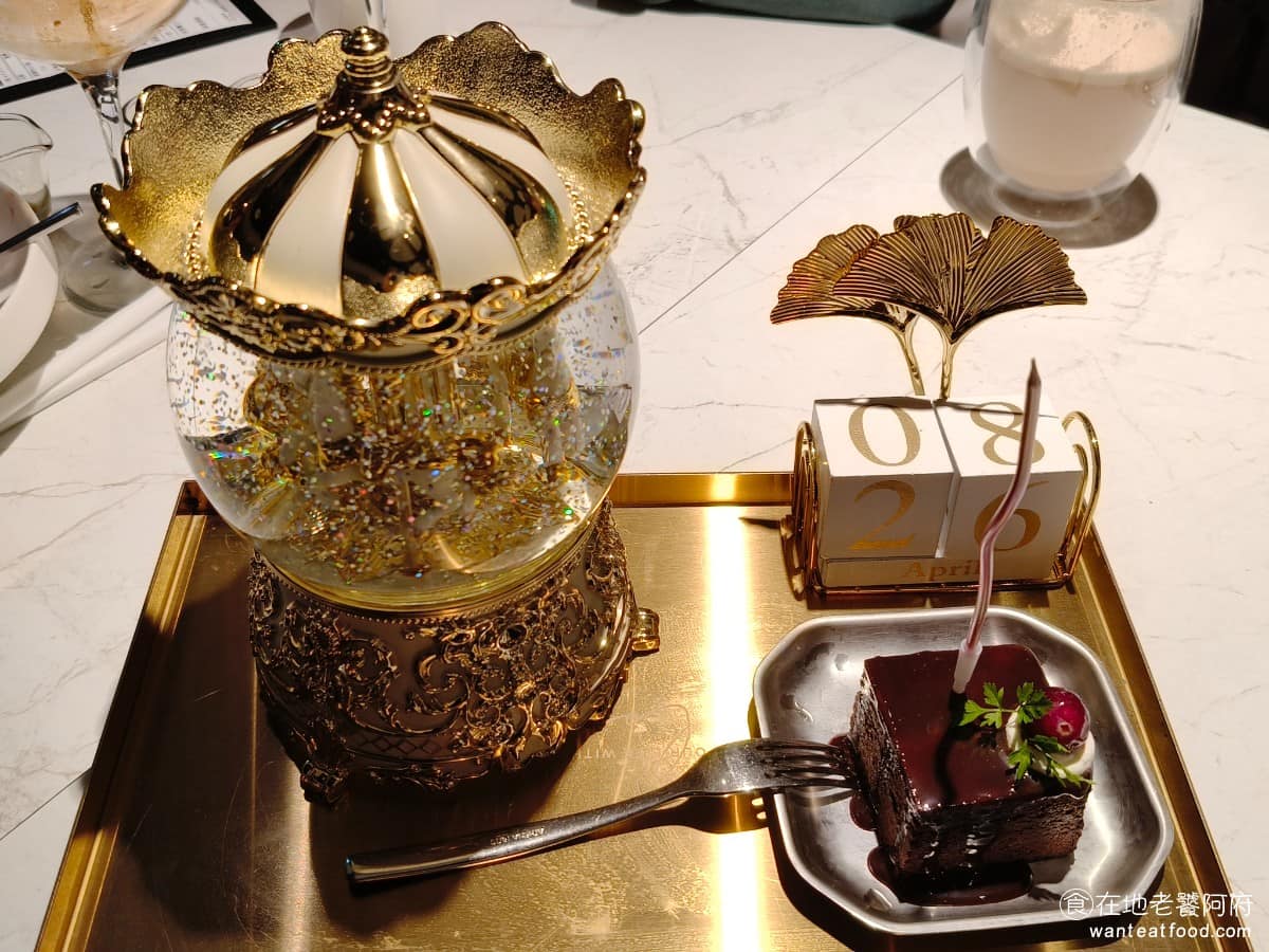 夏慕尼新香榭鐵板燒台北中山北店 夏慕尼新香榭鐵板燒台北中山北店菜單 如果有當月壽星，服務生會先詢問，會送上一份配有音樂盒的巧克力蛋糕。巧克力蛋糕尺寸不大，吃起來非常的甜，味道還不錯。 @在地老饕阿府