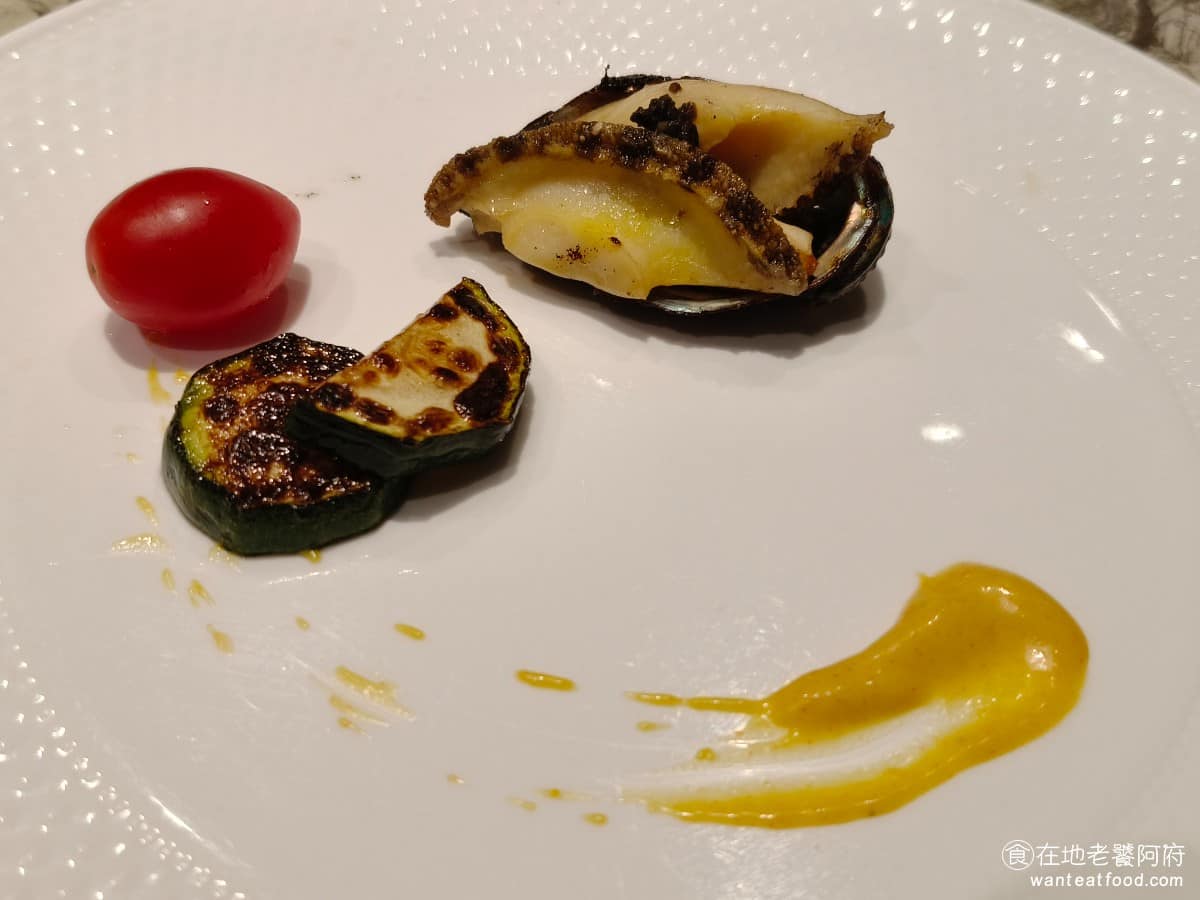 夏慕尼新香榭鐵板燒台北中山北店 夏慕尼新香榭鐵板燒台北中山北店菜單 單點的鮑魚買一送一 肉質緊實、彈牙，鮮味明顯，整體表現不錯。 @在地老饕阿府