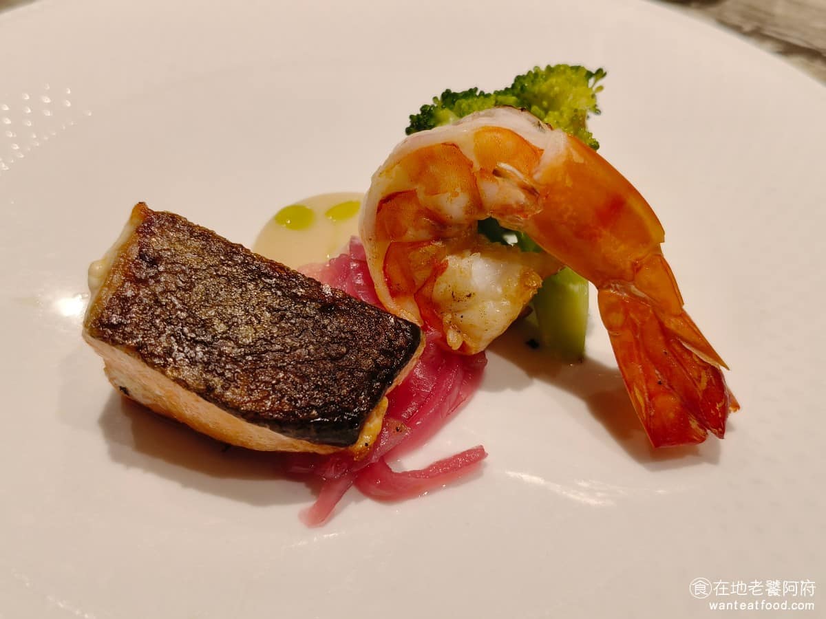 夏慕尼新香榭鐵板燒台北中山北店 夏慕尼新香榭鐵板燒台北中山北店菜單 海陸組合 會先上鮭魚與干貝，等其他人的主餐完成後，師傅再開始在鐵板上處理雞腿肉。海鮮部分干貝鮮甜、彈嫩，鮭魚煎至外層微酥，沾玫瑰鹽吃更香。這道菜適合不吃牛的人，或想同時吃到海鮮與肉類的人。 @在地老饕阿府