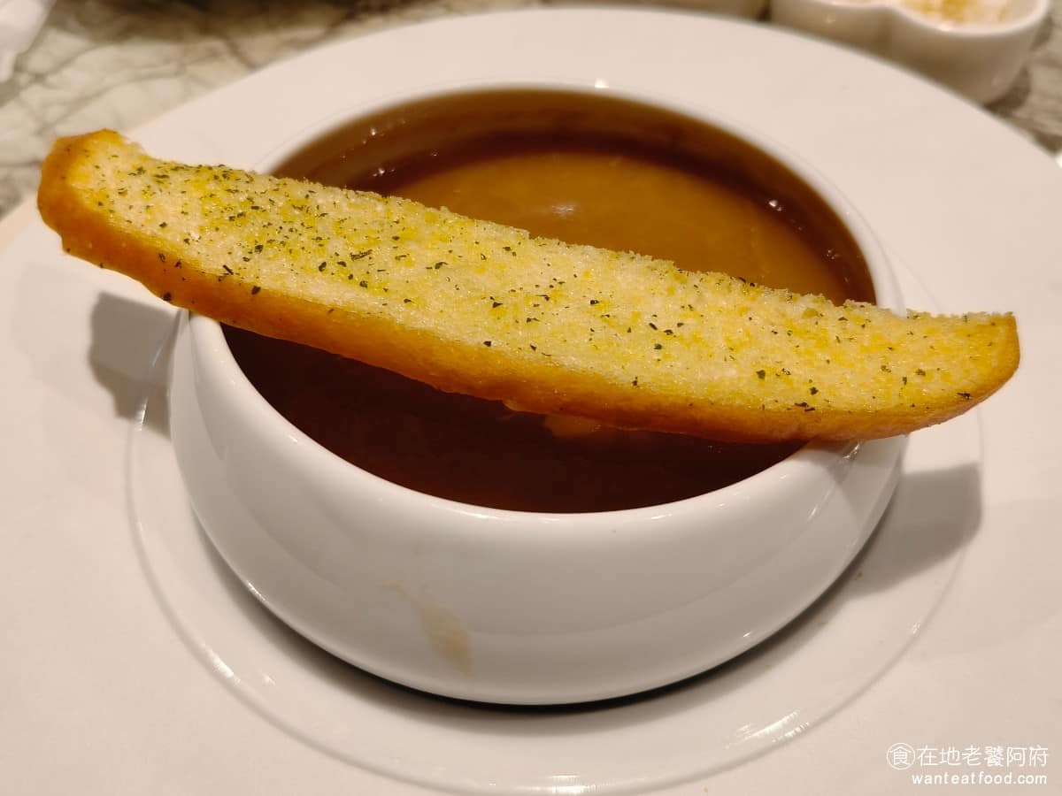 夏慕尼新香榭鐵板燒台北中山北店 夏慕尼新香榭鐵板燒台北中山北店菜單 法式洋蔥起司湯 夏慕尼的洋蔥湯，一直都很有水準，湯頭濃郁扎實，起司牽絲明顯，搭配蒜味濃郁的蒜香麵包，味道又更重了，喜歡重口味的，可以選這款。 @在地老饕阿府