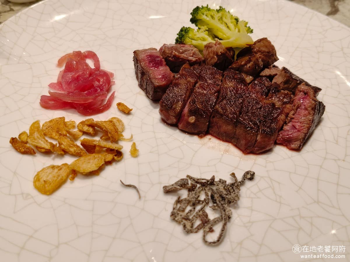 夏慕尼新香榭鐵板燒台北中山北店 夏慕尼新香榭鐵板燒台北中山北店菜單 煙燻澳洲和牛 吃起來帶有微微的煙燻味，肉質做的是五分熟，吃了一口味道非常棒，肉質很軟嫩，火候的控制也很好，每一塊部位都熟得很均勻，非常推薦的餐點。 @在地老饕阿府