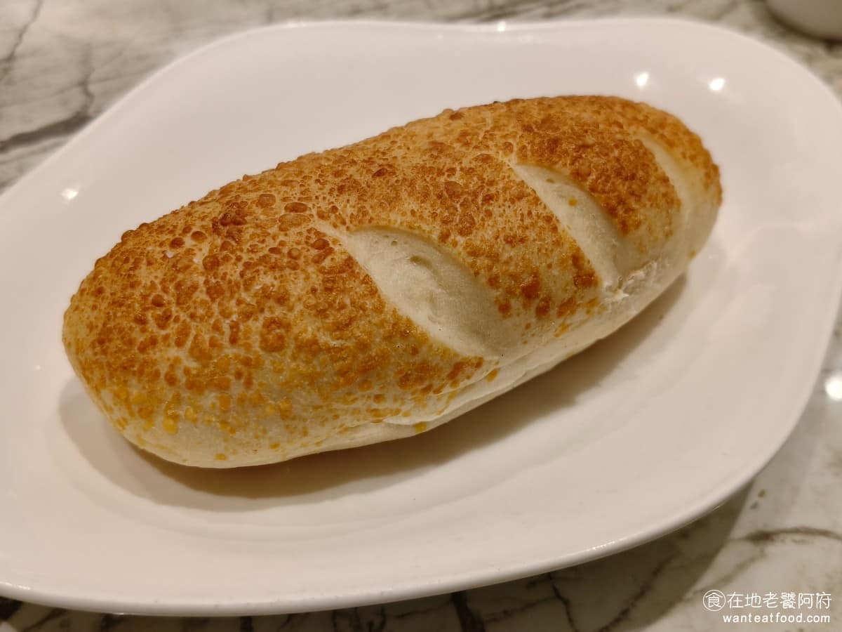 夏慕尼新香榭鐵板燒台北中山北店 夏慕尼新香榭鐵板燒台北中山北店菜單 帕瑪森起司麵包 軟法口感熱騰騰上桌，外酥內軟帶麥香，搭龍蝦醬或碎洋蔥一起吃，味道更香，吃不夠可以續，雖然好吃，但要留意不要吃太多，不然開場就吃飽了。 @在地老饕阿府