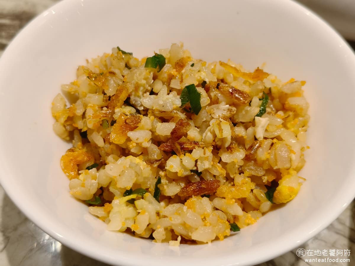 夏慕尼新香榭鐵板燒台北中山北店 夏慕尼新香榭鐵板燒台北中山北店菜單 櫻花蝦炒飯 用東港櫻花蝦炒出來的炒飯，蝦子飽滿、米粒分明，鹹香夠味是這套餐裡反應最穩定的一道，可以無限續點，很多人會多點幾碗。 @在地老饕阿府