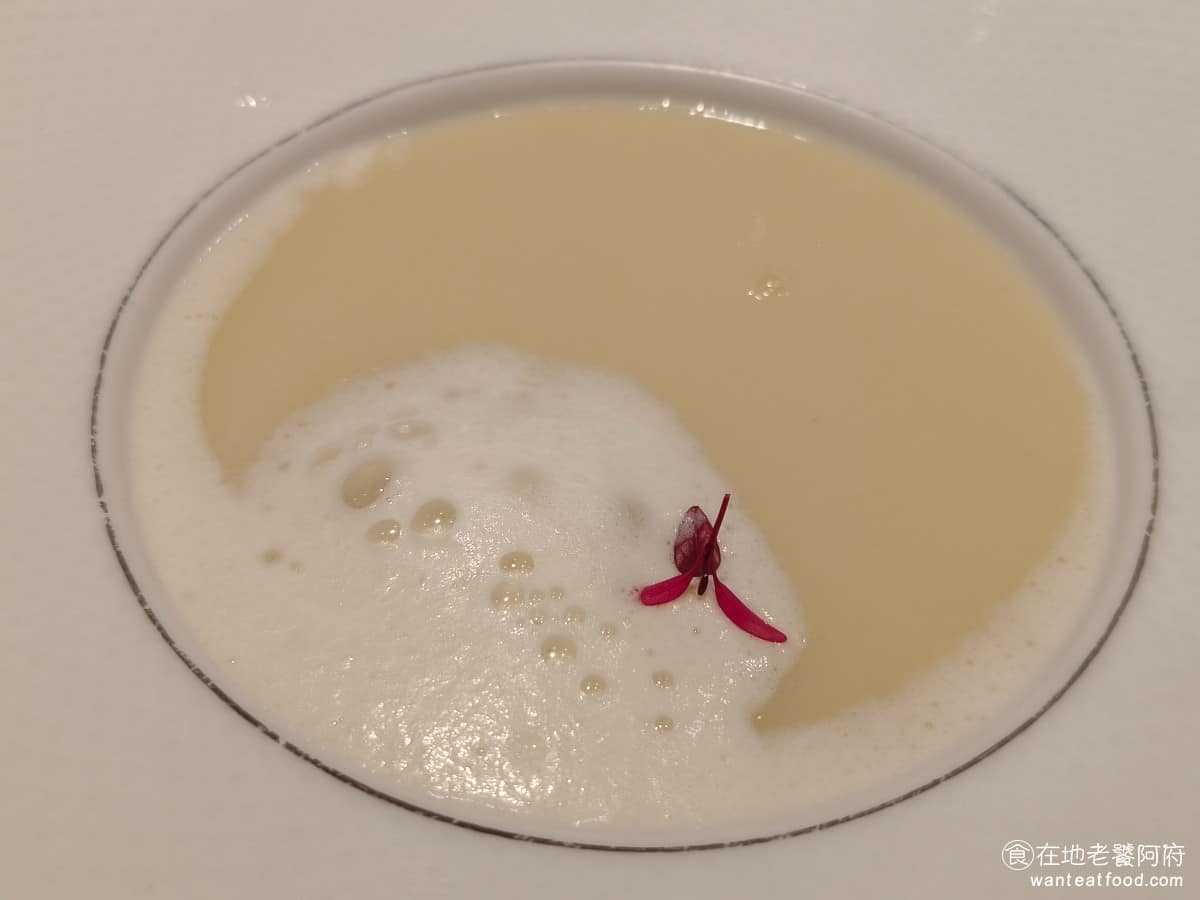 夏慕尼新香榭鐵板燒台北中山北店 夏慕尼新香榭鐵板燒台北中山北店菜單 白蘆筍雞肉濃湯 算是三種湯裡最清淡的選擇，濃湯的味道不會太濃，有淡淡的雞肉香味以及蘆筍味，裡面吃得到雞肉塊，還有蘆筍切塊，味道簡單而且舒服。 @在地老饕阿府