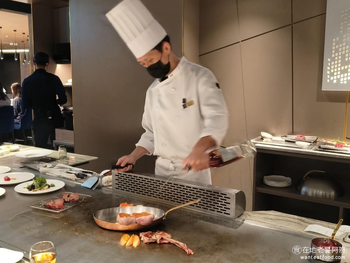 夏慕尼新香榭鐵板燒台北中山北店 夏慕尼新香榭鐵板燒台北中山北店菜單 師傅在製作白蘭地鴨胸時，會下酒並且點火，點火之前，會先提醒在場的顧客。 @在地老饕阿府