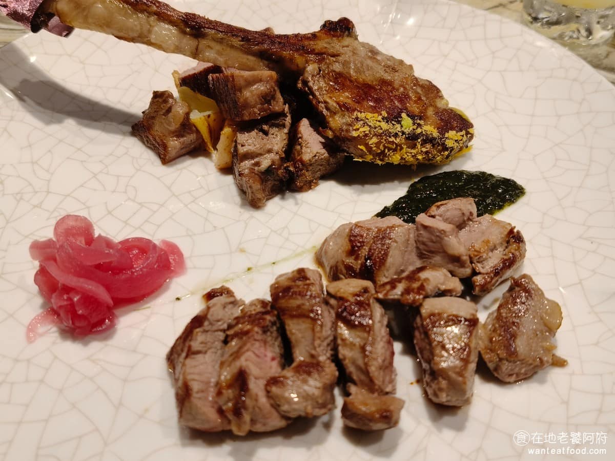 夏慕尼新香榭鐵板燒台北中山北店 夏慕尼新香榭鐵板燒台北中山北店菜單 法式羊排佐薄荷醬 選用帶骨羊肩排，一份有兩種吃法：第一種是直接切片品嚐，肉質偏軟嫩，用草莓醬烹調，讓整體帶有淡淡果香，羊騷味幾乎聞不到，平常不敢吃羊的人，接受度也高。 @在地老饕阿府