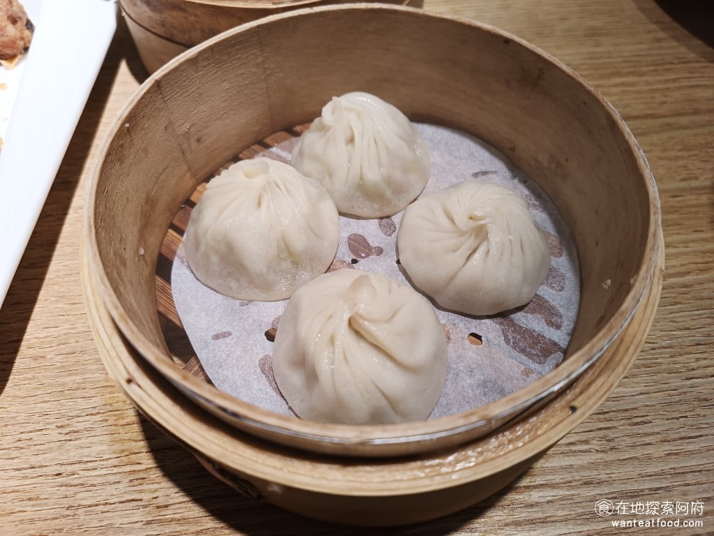 松山美食 杭州小籠湯包 民生旗艦店 炒飯 絲瓜 蘿蔔糕 流沙包 奶黃包 干貝 菜飯 醉雞 蟹黃 白肉 小籠湯包 招牌小籠湯包來了，小籠湯包的味道非常棒，吃起來也是入口即化，完全不輸給鼎泰豐。 @在地老饕阿府
