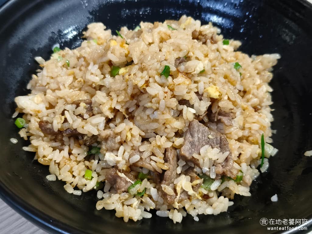 食來運轉 食來運轉菜單 食來運轉推薦 士林區美食 士林美食 中式料理 便當 牛肉炒飯 炒飯炒得非常香,而且份量很大,吃起來口味也偏甜,整體吃起來非常濕潤順口,是會讓人一口接一口的炒飯。 @在地老饕阿府