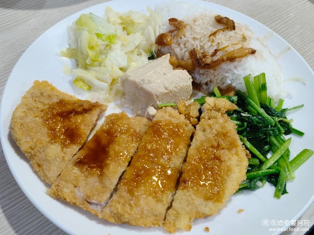 食來運轉 食來運轉菜單 食來運轉推薦 士林區美食 士林美食 中式料理 便當 日式豬排飯 豬排滿大片的,炸過之後也不會太柴,豬排跟甜醬油的搭配還不錯,有日式和風的感覺。 @在地老饕阿府
