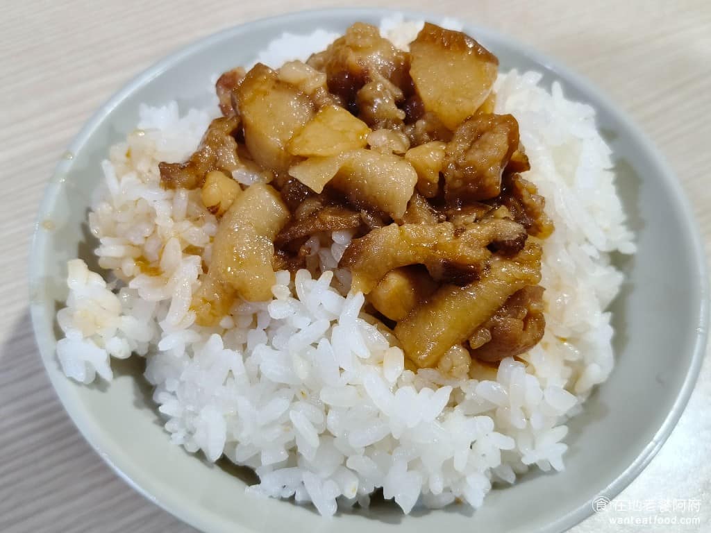 食來運轉 食來運轉菜單 食來運轉推薦 士林區美食 士林美食 中式料理 便當 滷肉飯 滷肉飯絕對店內的招牌,確實好吃,微微的甜度帶有一點鹹味,有一點油,卻不會覺得膩,肥瘦的比例抓得剛剛好。有人說很像是南部的口味,但個人覺得還是差一點,因為醬色不夠深。 @在地老饕阿府