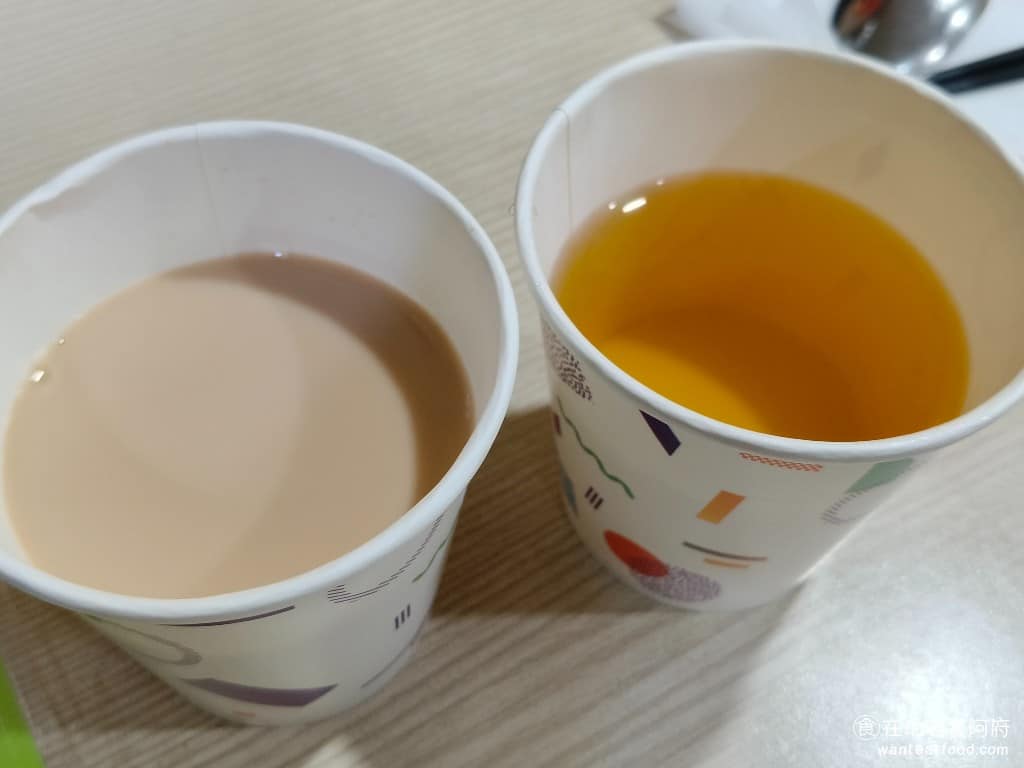 食來運轉 食來運轉菜單 食來運轉推薦 士林區美食 士林美食 中式料理 便當 奶茶的味道,喝起來不差,但感覺就像一般早餐店的奶茶,綠茶是無糖的口味比較清爽,綠奶茶就是奶綠,是裡面喝起來最好喝的,推薦必喝,旁邊還有冰塊可以自己加,想喝多冰都行。 @在地老饕阿府