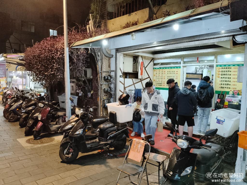 食來運轉 食來運轉菜單 食來運轉推薦 士林區美食 士林美食 中式料理 便當 《食來運轉》地址在台北市士林區小東街 31 號,就在老字號鐘家上海生煎包斜對面。從捷運劍潭站 1 號出口,步行約 8 到 10 分鐘。 @在地老饕阿府