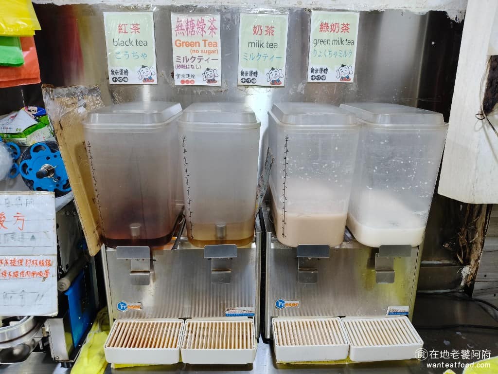 食來運轉 食來運轉菜單 食來運轉推薦 士林區美食 士林美食 中式料理 便當 店內提供四種飲料無限暢飲,有紅茶、無糖綠茶、奶茶和綠奶茶。個人覺得最好喝的就是奶綠。不過要注意大約到了晚上 8 點左右,店員就會在店裡大聲喊:「飲料要先收了,要裝的請先裝」,想續杯的要把握時間。 @在地老饕阿府