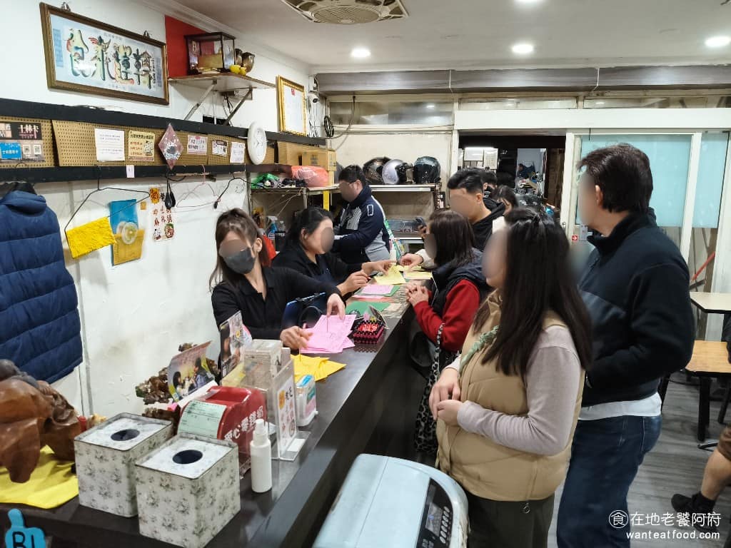 食來運轉 食來運轉菜單 食來運轉推薦 士林區美食 士林美食 中式料理 便當 《食來運轉》在士林夜市已經是老字號便當店,很多人從學生時代吃到現在出社會,陪伴了無數銘傳、文化、士林高商的學生度過求學時光,是大家共同的美好回憶。 @在地老饕阿府