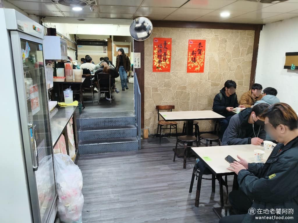 食來運轉 食來運轉菜單 食來運轉推薦 士林區美食 士林美食 中式料理 便當 店員會每隔幾分鐘就問「誰要加飯?」,只要舉手就會直接幫你整碗倒扣在盤子上,要加半碗,或是整碗都可以。 @在地老饕阿府