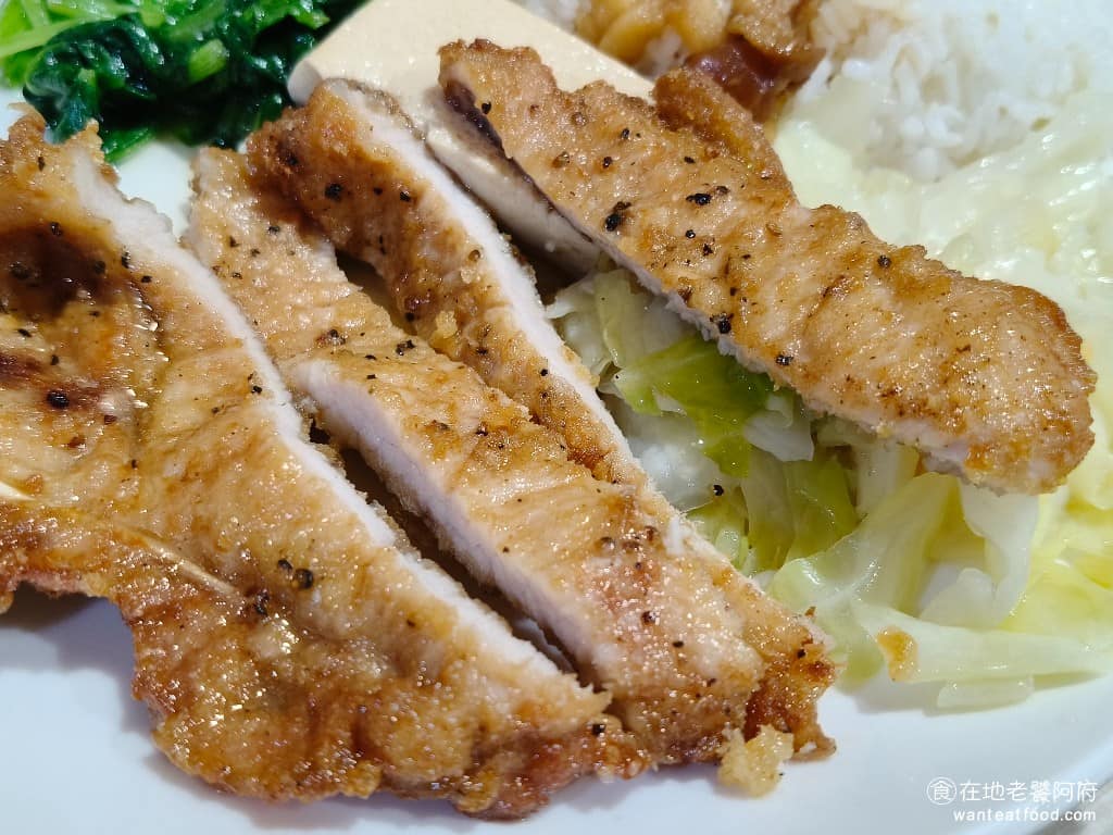 食來運轉 食來運轉菜單 食來運轉推薦 士林區美食 士林美食 中式料理 便當 排骨醃製得很夠味,味道上不差,只不過口感上還是略顯偏硬,但至少比牛肉炒飯中的牛肉,軟嫩許多。 @在地老饕阿府