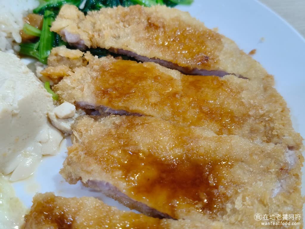 食來運轉 食來運轉菜單 食來運轉推薦 士林區美食 士林美食 中式料理 便當 厚度普通,但分量給的足夠,以這個價位來說,CP值還行。但若要說好吃,個人覺得是還好。 @在地老饕阿府