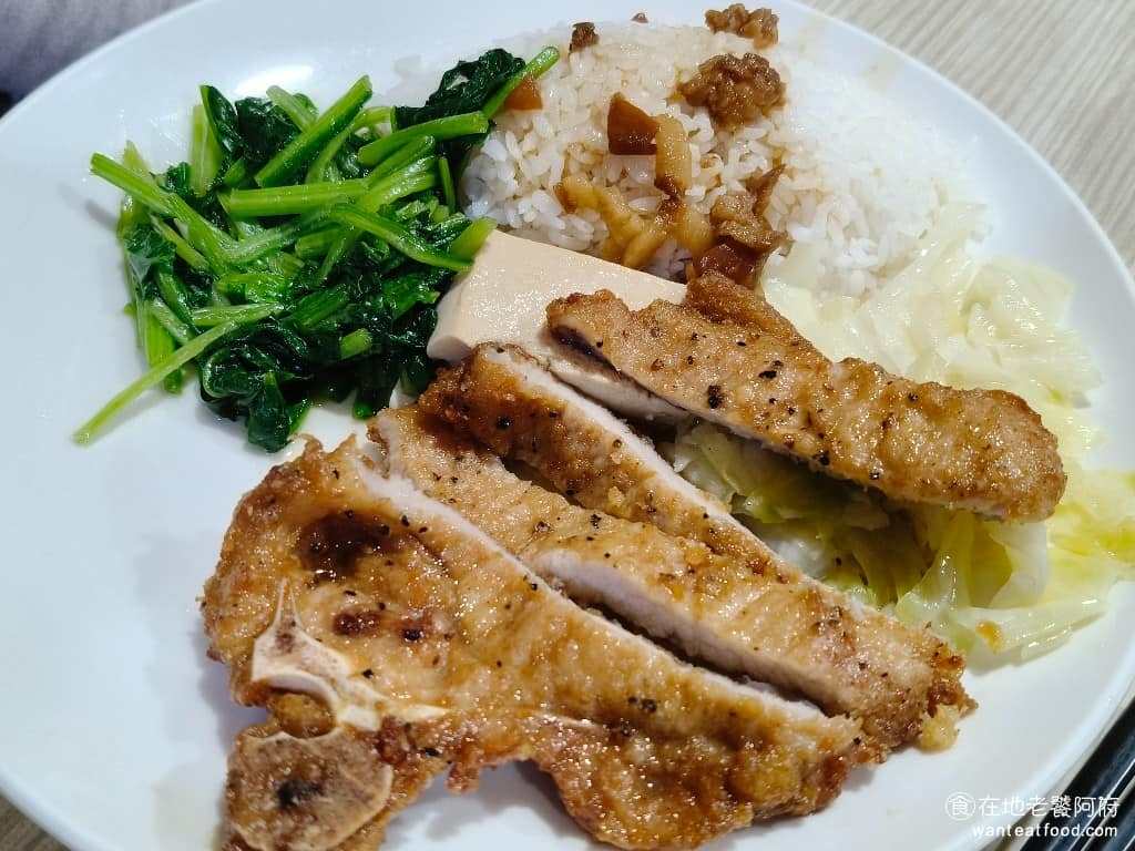 食來運轉 食來運轉菜單 食來運轉推薦 士林區美食 士林美食 中式料理 便當 香煎排骨飯 因為雞腿飯已經賣完了,所以我們只好點排骨飯,排骨外皮有微微的酥脆感,粉裹的不會很厚,吃起來肉質還算軟,搭配一點的胡椒香味。 @在地老饕阿府