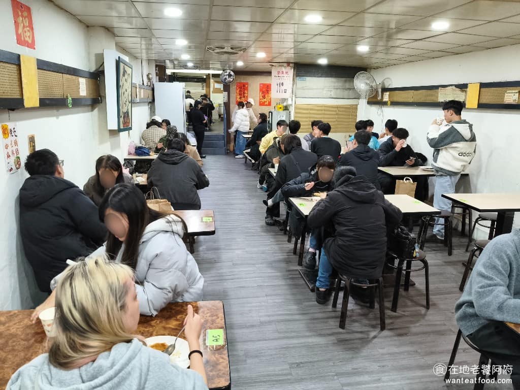 食來運轉 食來運轉菜單 食來運轉推薦 士林區美食 士林美食 中式料理 便當 《食來運轉》店內空間還算寬敞,座位數量相當多,裝潢看得出歷史痕跡,但環境還算整齊,不會顯得凌亂。 @在地老饕阿府