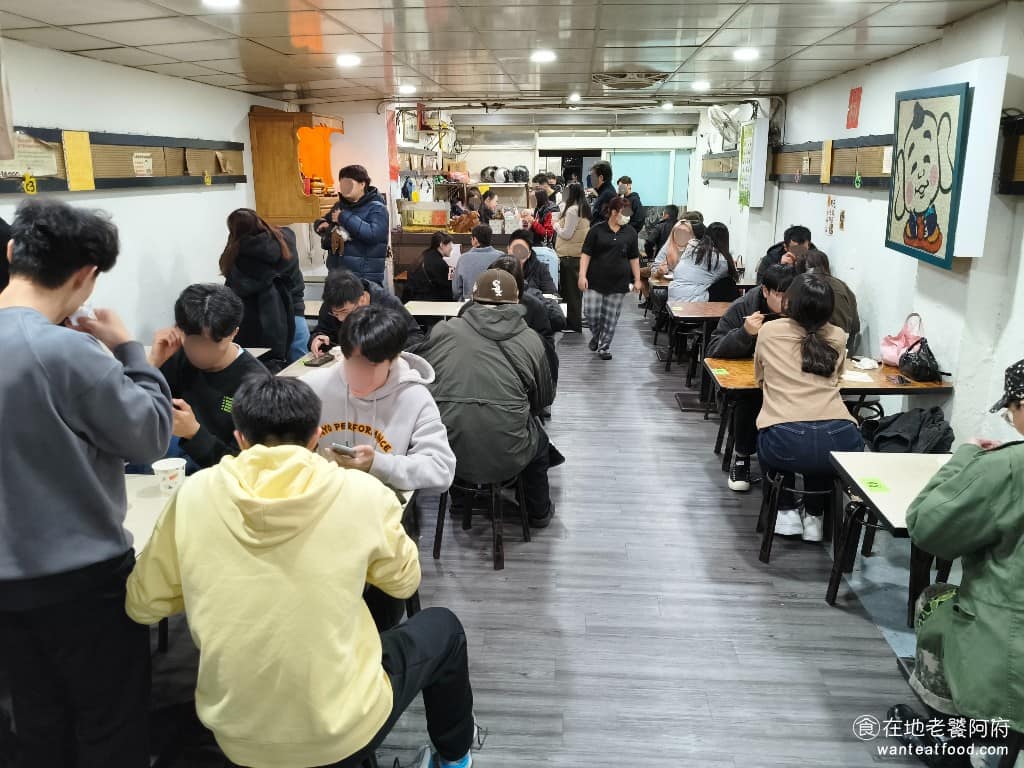 食來運轉 食來運轉菜單 食來運轉推薦 士林區美食 士林美食 中式料理 便當 用餐時間一到,店內幾乎都坐滿,坐起來會覺得比較擁擠,等餐的時間也會比較久。 @在地老饕阿府