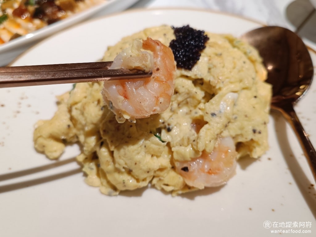 鴨覓烤鴨餐廳 大直美麗店 中山區美食 劍南路站美食 中式料理 裡面也放了很多隻蝦子，蝦子吃起來很肥，口感很好。 @在地老饕阿府