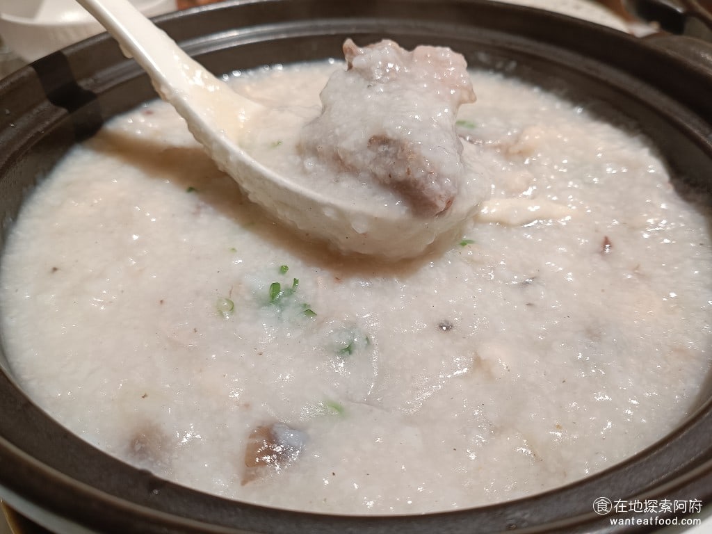 鴨覓烤鴨餐廳 大直美麗店 中山區美食 劍南路站美食 中式料理 除了鴨骨以外，裡面還有香菇和洋蔥，整體吃起來的味道是清爽的。 @在地老饕阿府