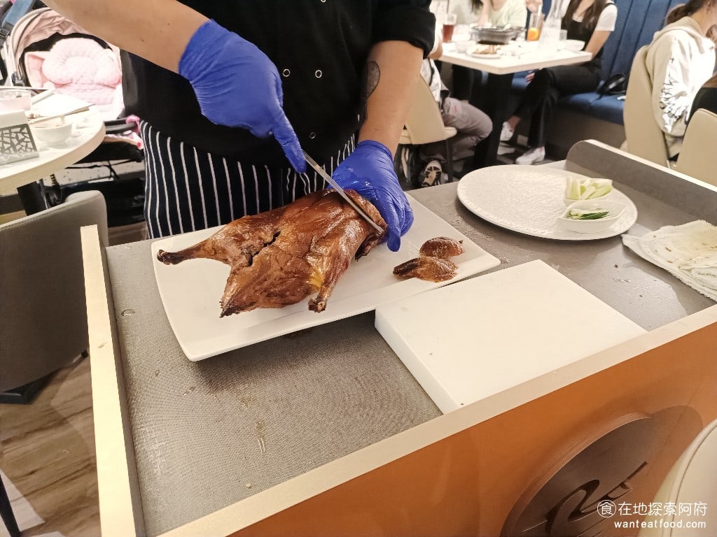 鴨覓烤鴨餐廳 大直美麗店 中山區美食 劍南路站美食 中式料理 我們點的是全隻烤鴨，上菜之前店員會把桌子擺出來，現場幫你切片。 @在地老饕阿府