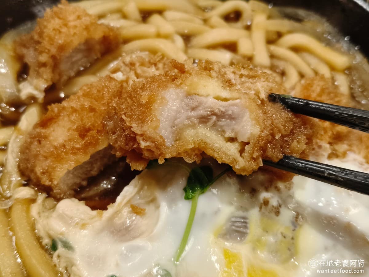 靜岡勝政日式豬排大直美麗華店 靜岡勝政日式豬排大直美麗華店菜單 因為鍋膳裡面用的都是里肌肉，所以吃起來口感就會比較偏硬，烏龍麵吸了醬汁之後，鹹度很夠，喜歡重口味的人會愛！ @在地老饕阿府