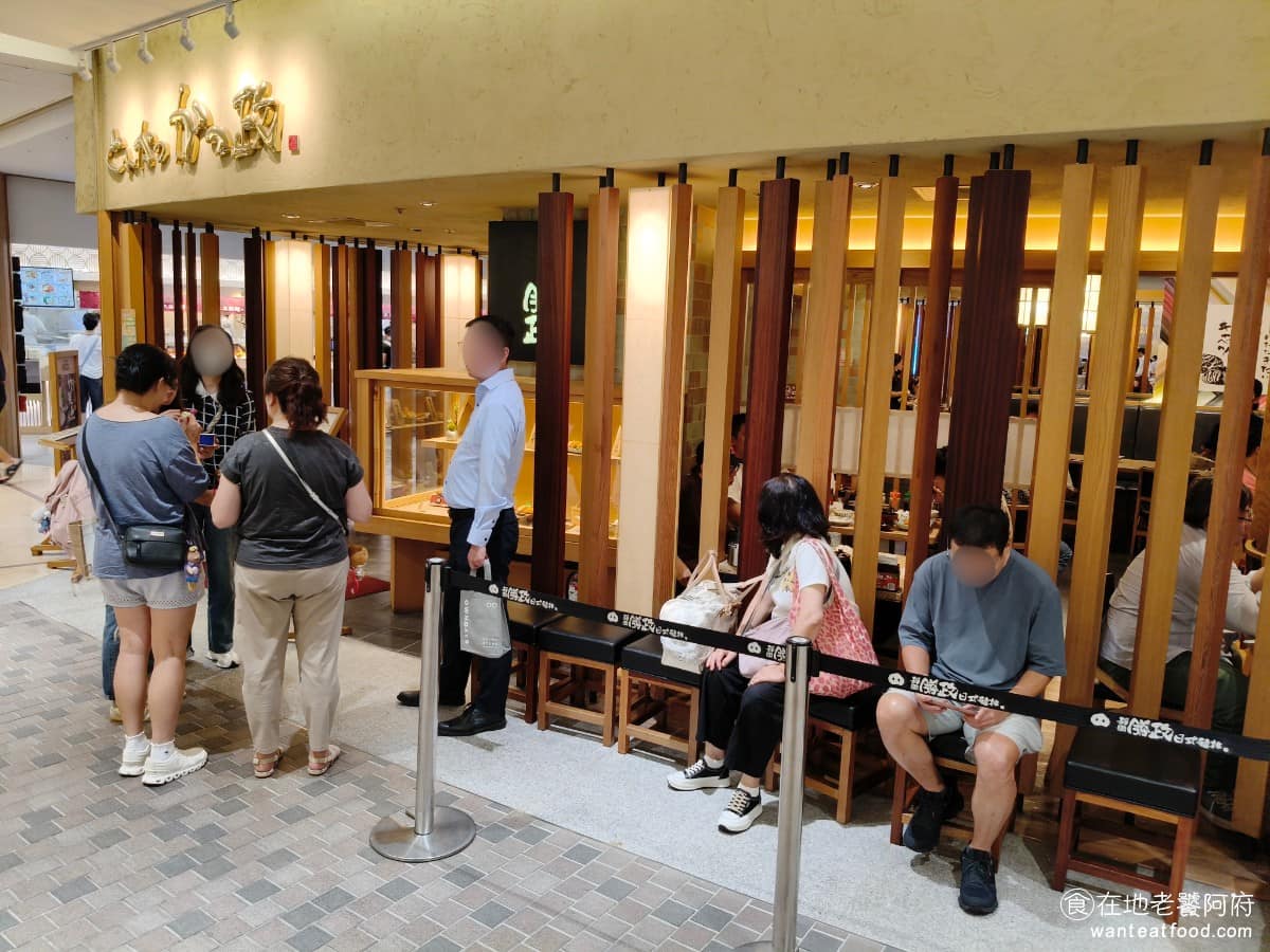 靜岡勝政日式豬排大直美麗華店 靜岡勝政日式豬排大直美麗華店菜單 慕里諾餐飲於 2013 年，將日本靜岡的排隊名店「靜岡勝政日式豬排」引進台灣，主打先進的豬肉熟成技法，短短兩年內，就從北到南展店到六家分店。 @在地老饕阿府