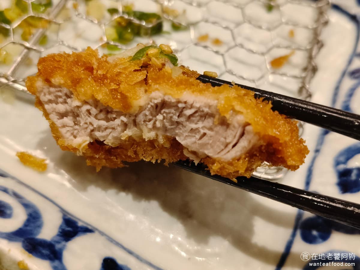 靜岡勝政日式豬排大直美麗華店 靜岡勝政日式豬排大直美麗華店菜單 腰內肉帶一點肉紅色，這是標準的熟成做法的顏色，口感確實好吃很多，上面用蔥鹽調味，比一般原味豬排多一層味道，蔥鹽鹹度抓得不錯，不會搶味。 @在地老饕阿府
