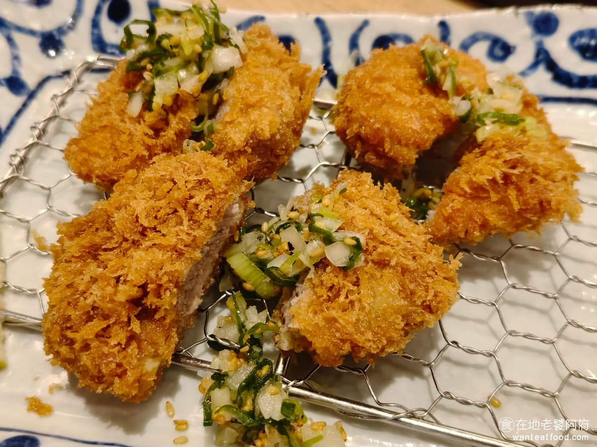 靜岡勝政日式豬排大直美麗華店 靜岡勝政日式豬排大直美麗華店菜單 蔥鹽腰內豬排套餐 豬排分里肌跟腰內，里肌肉質偏硬、嚼勁比較重，想吃軟一點就選腰內。這一份就是腰內肉。 @在地老饕阿府