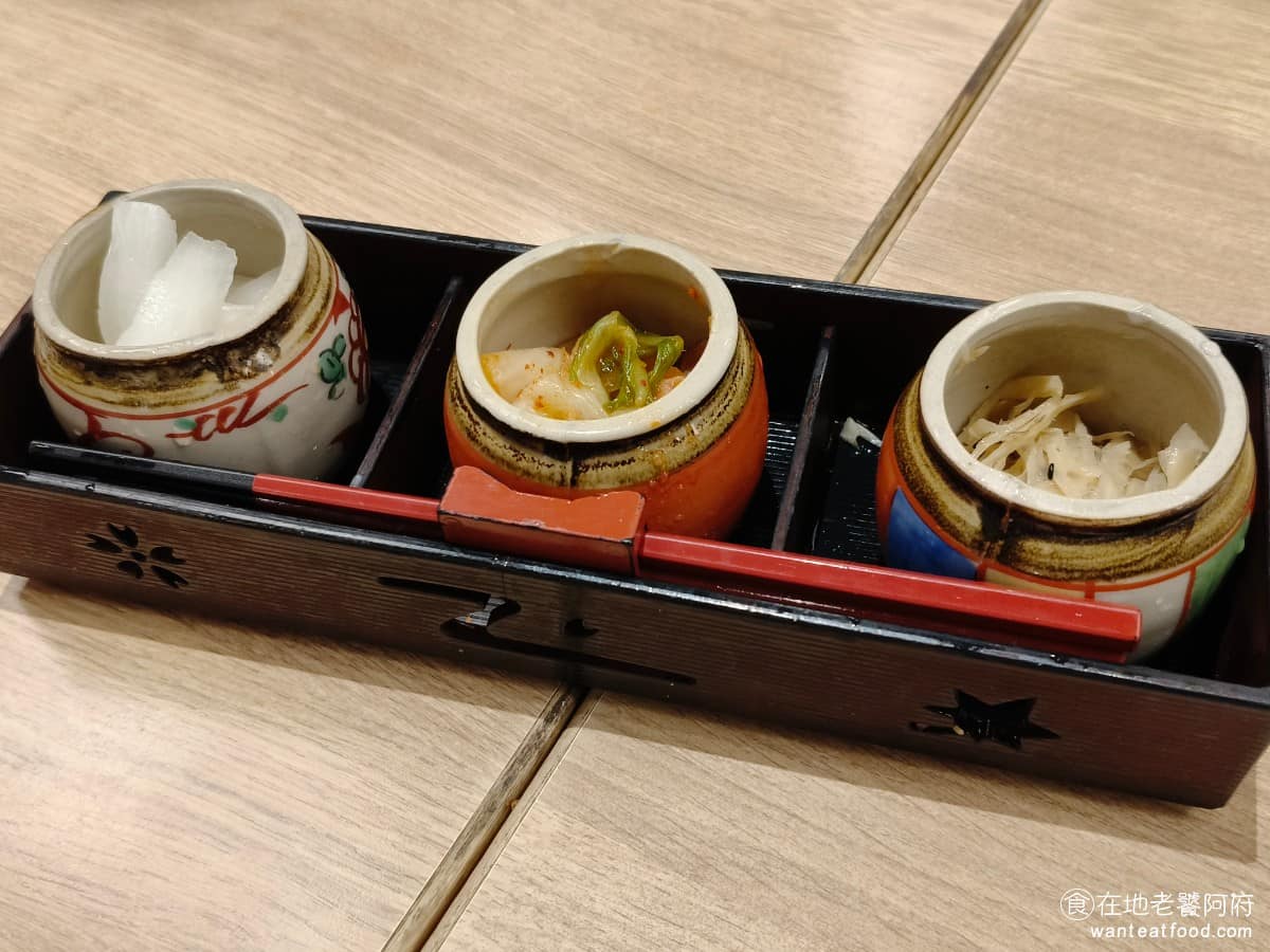 靜岡勝政日式豬排大直美麗華店 靜岡勝政日式豬排大直美麗華店菜單 每桌都會提供 3 個小菜，有醃蘿蔔、辣泡菜、以及牛蒡絲，小菜可以續加一次。 @在地老饕阿府